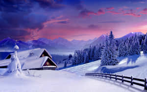 日落時分山谷中的雪木屋，紫色和粉紅色天空 — 冬季風景 壁紙
