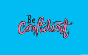 在青色背景上以大膽粉紅色筆觸字母書寫的勵志短語「Be Confident」。 — 激勵 壁紙