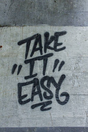 裂縫混凝土牆上的塗鴉訊息 take it easy — 混凝土 壁紙