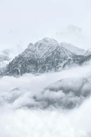 冬季雲海上白雪覆蓋的山峰 — 寒冷 壁紙