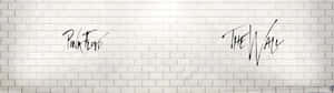 Pink Floyd The Wall 以黑色草書寫在白色磚牆上。 — 32:9 壁紙