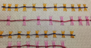 白色布料上彩色刺繡蜻蜓的特寫。 — 美學蝴蝶 壁紙