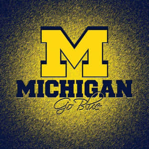 在帶有紋理的背景上，帶有 Go Blue 標語的 Michigan Wolverines 標誌。 — 漫威標誌 壁紙