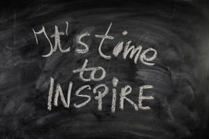 黑板上粉筆寫著 It's time to INSPIRE — 黑板 壁紙