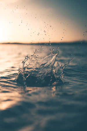 夕陽下的海面水花 — POCO Pad 壁紙