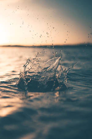 日落時分海上的水花 — 水 壁紙