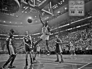 一名籃球運動員在NBA總決賽中灌籃，觀眾歡呼雀躍。 — 波士頓塞爾提克 壁紙