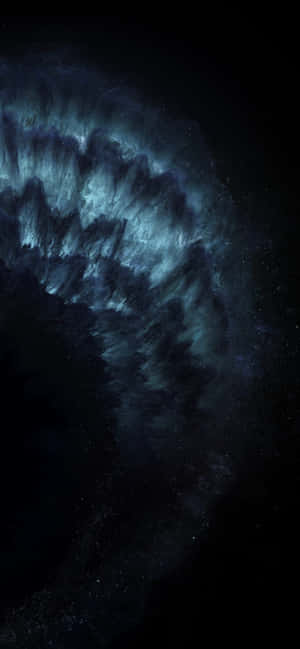 在深空中發光的藍色星雲，散佈著星星。 — 深色模式 壁紙