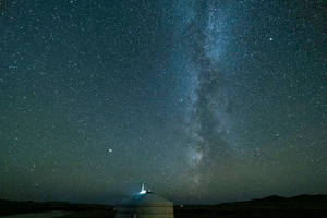 星空下閃耀的蒙古包，銀河可見 — 星空動畫 壁紙