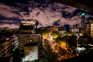 夜晚城市景觀，燈光閃爍，天空多雲 — 城市 壁紙