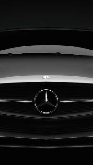 帶有鍍鉻星徽標的黑色賓士汽車前水箱護罩特寫。 — Mercedes Benz C300 壁紙
