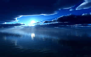 暮色時分，陽光穿過烏雲，照耀在平靜的海洋上。 — 海洋 壁紙