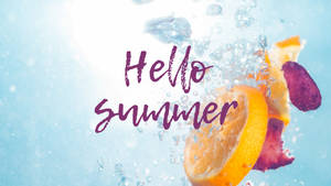 水中的檸檬和莓果片，帶有'Hello Summer'文字。 — 柳橙 壁紙
