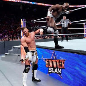 摔角手在半空中準備在WWE SummerSlam擂台上猛擊對手。 — 摔角 壁紙