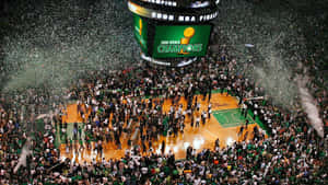 人群在球場上慶祝NBA冠軍，五彩紙屑飄落。 — 波士頓塞爾提克 壁紙