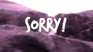 一個紫色山景場景，上面疊加了一個大的白色「SORRY!」文字。 — 紫色美學 壁紙