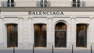Balenciaga 豪華時裝店，白色石材外牆和拱形窗戶。 — 巴黎世家 壁紙