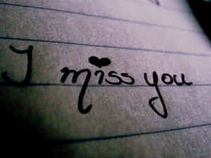手寫訊息，在橫線紙上寫著 I miss you 和一個心形。 — 4:3 壁紙