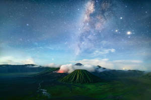 星空下的火山山脈，銀河可見於上方。 — 優質 GIF 壁紙