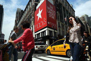 人們在黃色計程車和 Macy's 商店標誌的背景下穿過紐約繁忙的街道。 — 紐約 壁紙