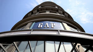 GAP 零售店，在藍天下擁有弧形玻璃外牆和華麗細節。 — 舊金山 壁紙