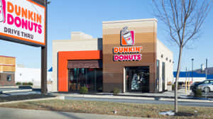 Dunkin' Donuts得來速店面，帶橙色點綴和光禿禿的樹木。 — Dunkin Donuts 壁紙