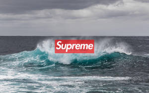 一道拍打的海浪，上面疊加了紅色Supreme標誌。 — 紅色至尊 壁紙