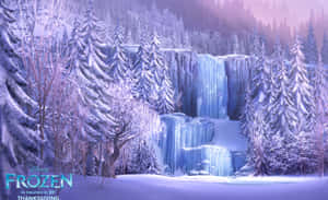 在紫色暮光下，被白雪覆蓋的松樹環繞的冰凍瀑布。 — 冬季風景 壁紙