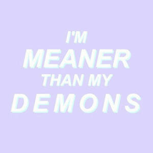 在薰衣草背景上，以發光的白色字母顯示的文字引用「I'M MEANER THAN MY DEMONS」。 — 哥德美學 壁紙