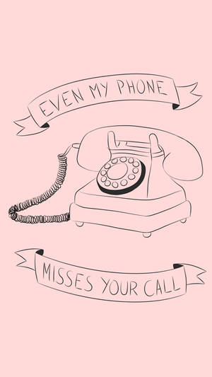 復古轉盤電話，帶有寫著「Even my phone misses your call」的橫幅，背景為粉紅色。 — 哈利·史泰爾斯 GIF 壁紙