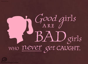 一個紮馬尾的女孩的粉紅色剪影旁邊有文字 'Good girls are bad girls who never get caught'。 — 粉紅色 壁紙