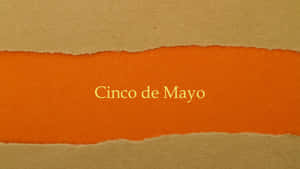 撕破的橙色紙張在棕色背景上顯現出金色文字 Cinco de Mayo。 — 慶祝 壁紙