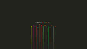 深色背景上帶有「STAY POSITIVE」文字的多彩向上箭頭 — 簡約 壁紙