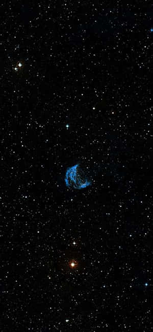 深空中被無數恆星環繞的藍色星雲。 — Galaxy A54 壁紙