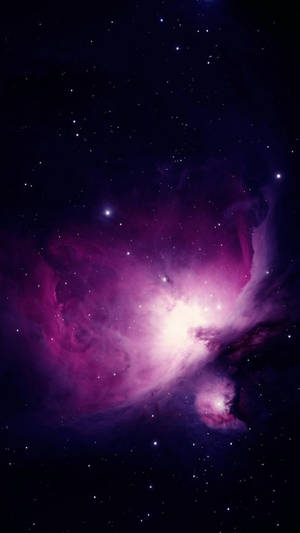 在深空中，無數星星之間發光的充滿活力的紫色和粉紅色星雲。 — 暗紫色美學 壁紙