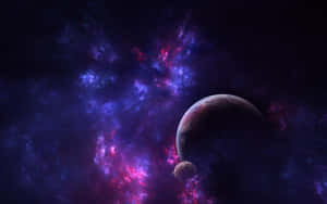 一道鮮豔的紫色和粉紅色星雲在太空中環繞著一顆大行星及其衛星。 — 宇宙 壁紙