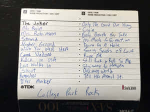 手寫卡式錄音帶標籤，列出The Joker等人的歌曲。 — 4:3 壁紙