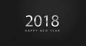 在深色背景上，閃亮銀色2018文字與新年快樂。 — 新年 壁紙