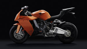 攝影棚燈光下的橙色和黑色KTM RC8運動摩托車。 — 改裝摩托車 壁紙