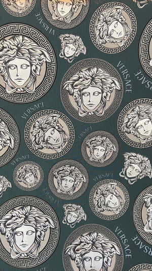 Versace 壁紙，在深藍綠色背景上重複出現奶油色和金色的美杜莎頭像標誌。 — 凡賽斯 壁紙