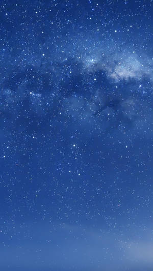 深藍色夜空中銀河系與星辰 — 藍天 壁紙