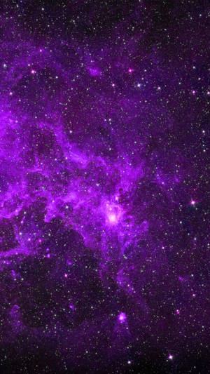 深空中帶有閃爍星星的紫色星雲 — 太空 4K 手機 壁紙