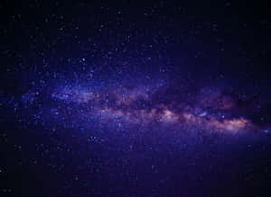 黑暗夜空中帶有紫色和粉紅色星雲的銀河系。 — 昏暗 壁紙
