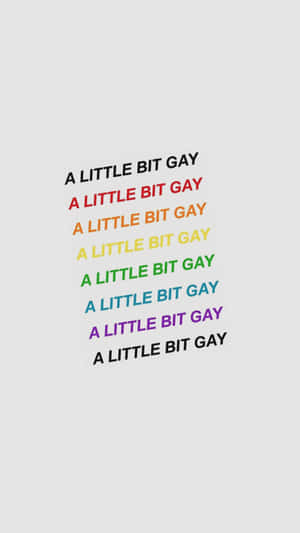 彩虹色文字在灰色背景上重複 'A LITTLE BIT GAY'。 — 雙性戀旗幟 壁紙