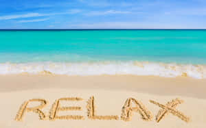 在熱帶沙灘的沙上寫著「relax」，有藍綠色海水和藍天。 — 森林湖泊 壁紙