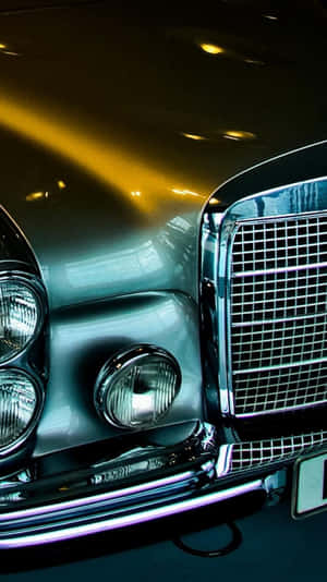 在溫暖燈光下，經典汽車的鍍鉻格柵和車頭燈的特寫。 — 汽車 壁紙