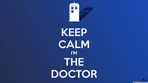 在藍色漸變上，TARDIS 圖標下方有白色文字寫著「KEEP CALM I'M THE DOCTOR」。 — Marshmello iPhone 壁紙