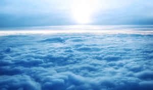 在明亮的太陽下，蓬鬆雲層的鳥瞰圖，投射柔和光線。 — 雲朵 GIF 壁紙