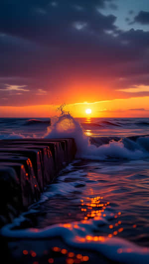 海上日落，海浪拍打，天空色彩繽紛 — 1440x2560 壁紙