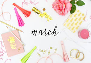 粉紅玫瑰金鳳梨主題文具和配件圍繞「march」一詞排列。